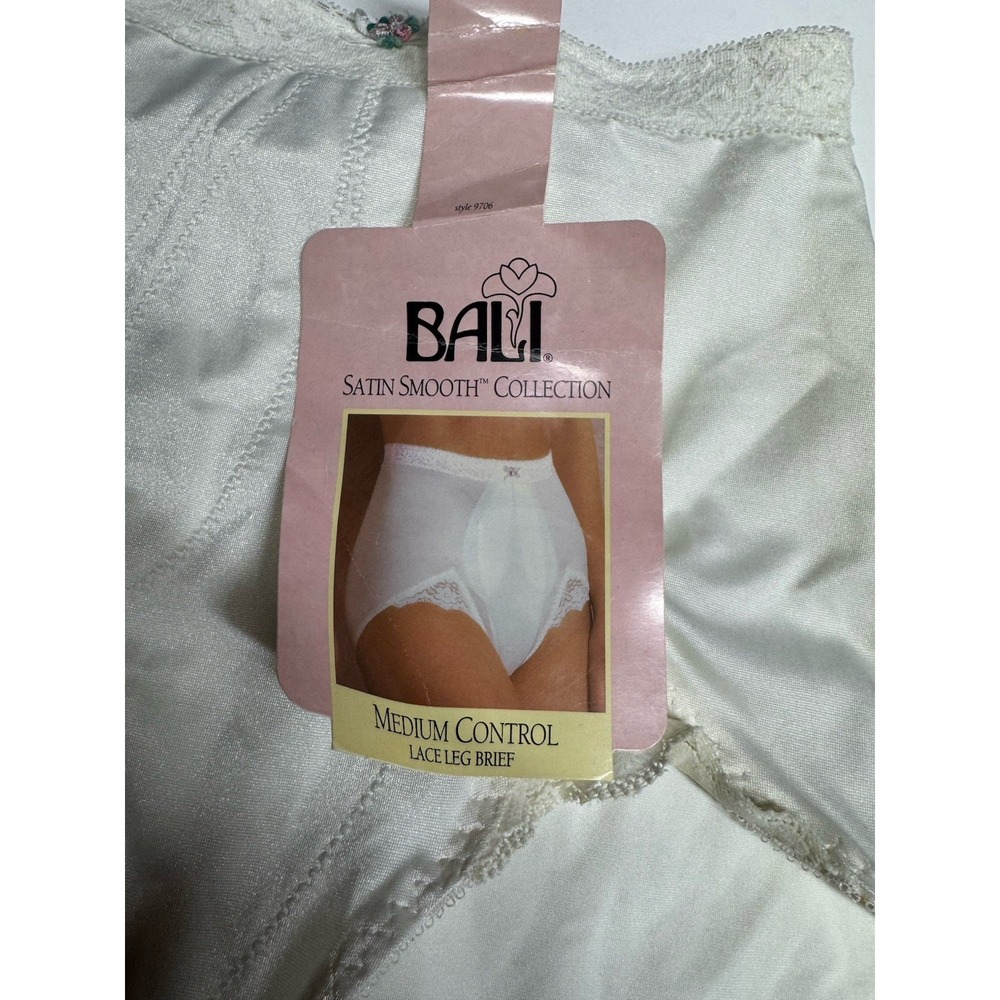 Bali Satin Smooth Collection medium control leg Lace Brief 9706 Flower Detail - Picture 2 of 7